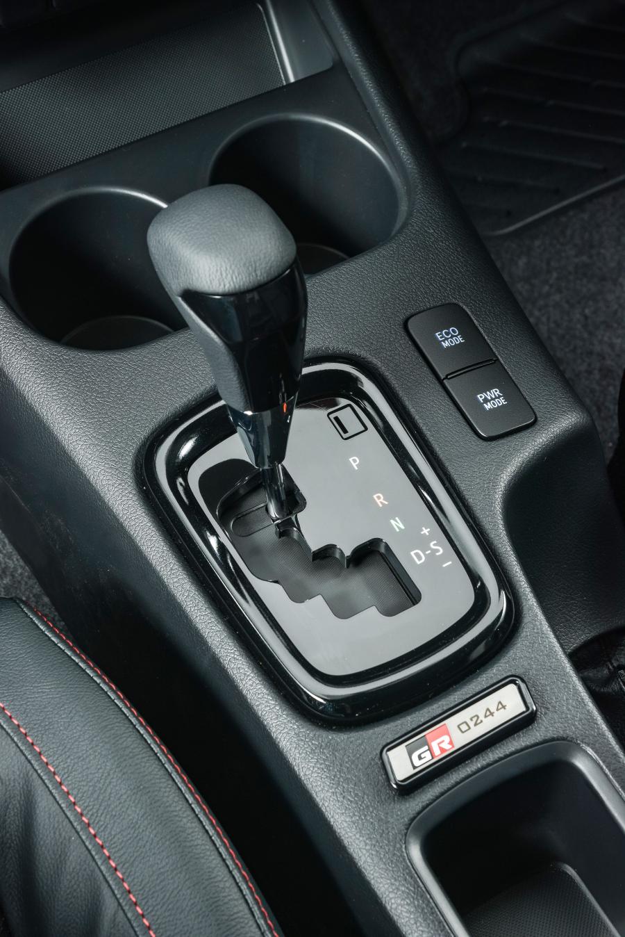Детали интерьера Toyota Hilux GR Sport Double Cab 2019 года  (ZA) (фото 16 из 43)